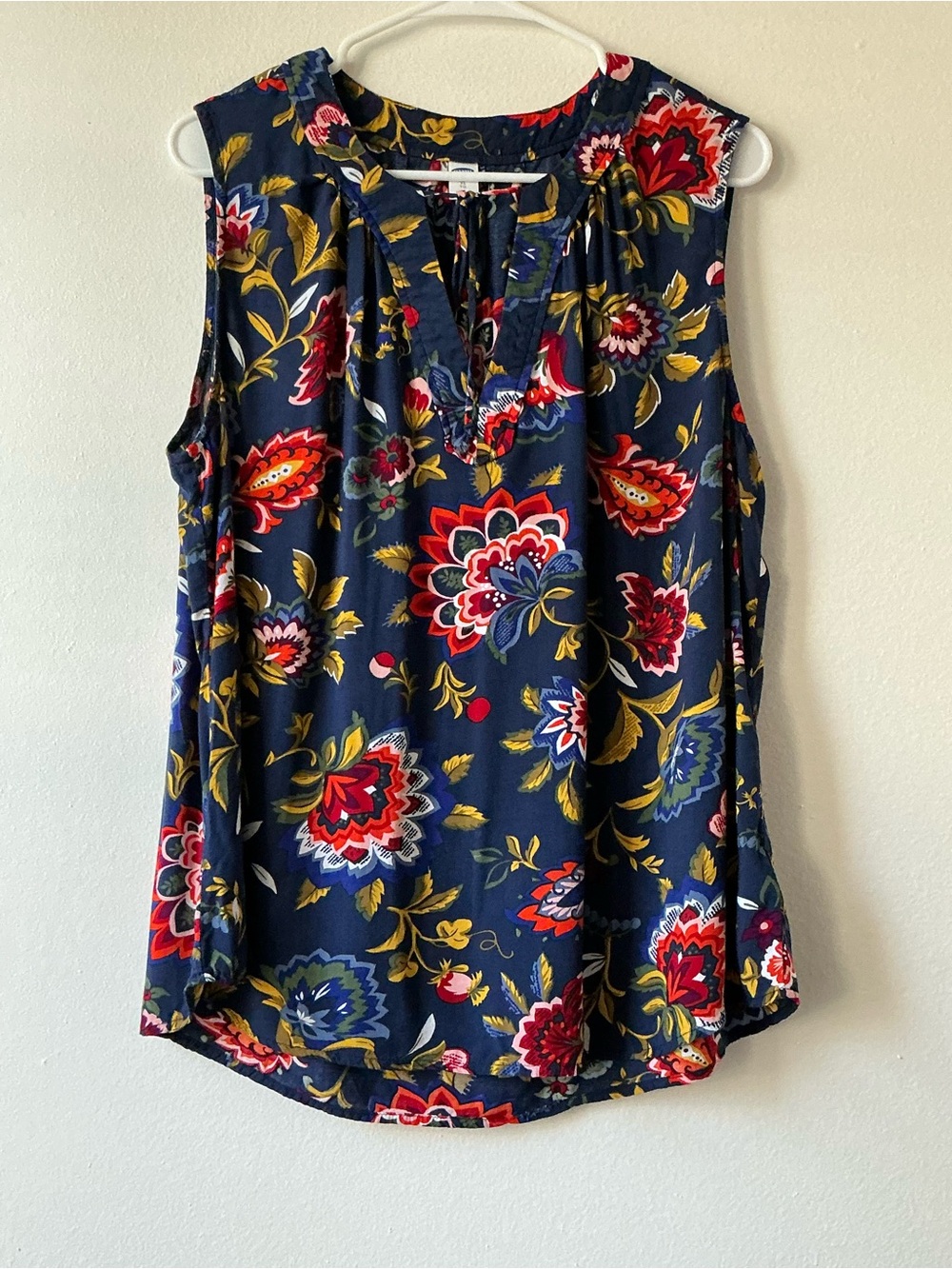 Old Navy Navy Floral Sleeveless V-Neck Top